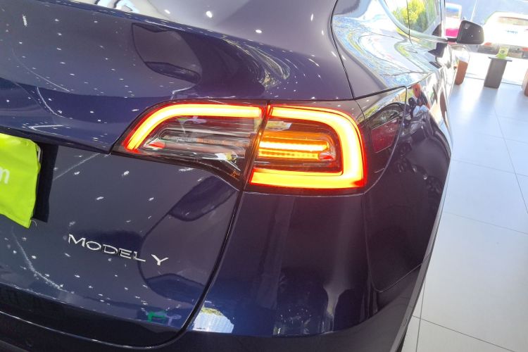 特斯拉 Model Y 2021款 标准续航后驱版车身外观9