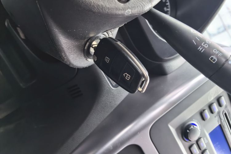 奇瑞 瑞虎3 2015款 1.6L 手动智尚纪念版中控内饰11