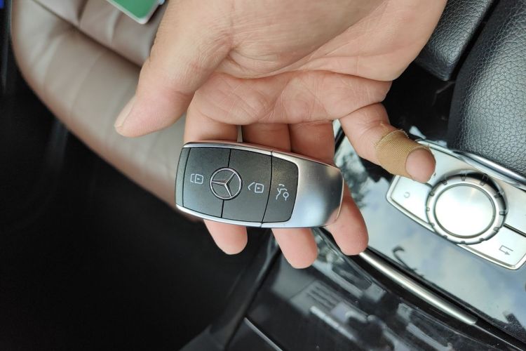 奔驰E级 2015款 E 260 L 运动豪华型中控内饰7001