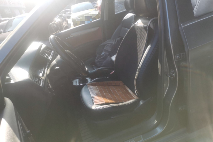 大众 朗逸 2013款 改款经典 1.6L 手动风尚版中控内饰19