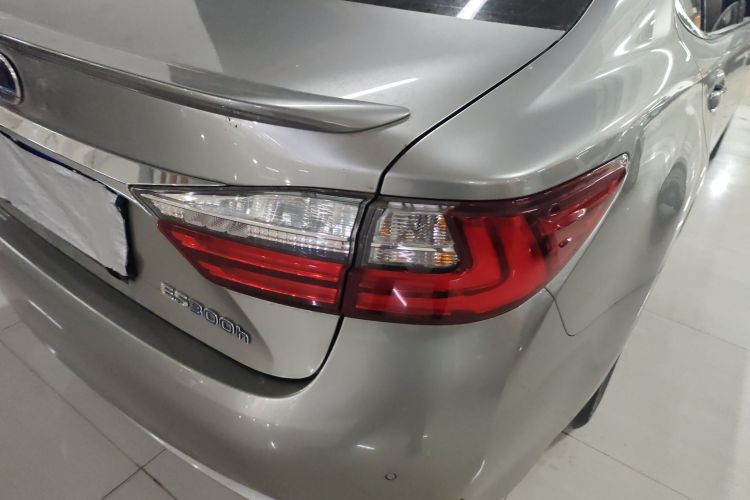 雷克萨斯ES 2015款 300h 舒适版车身外观9