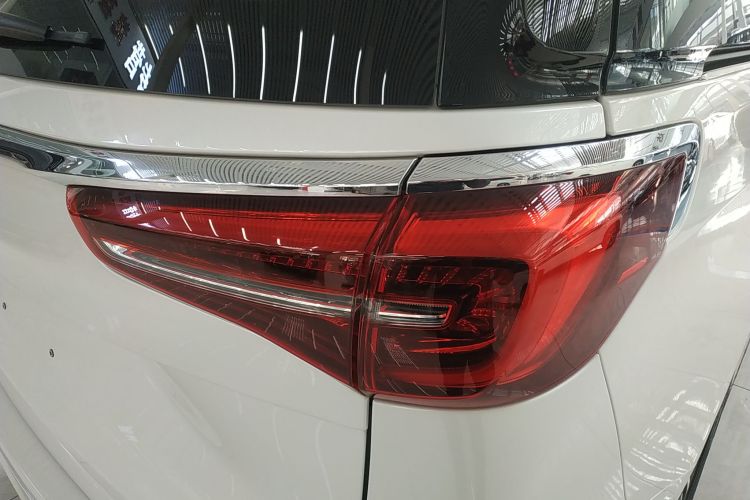 别克GL8 2022款 ES陆尊 653T 尊享型车身外观9