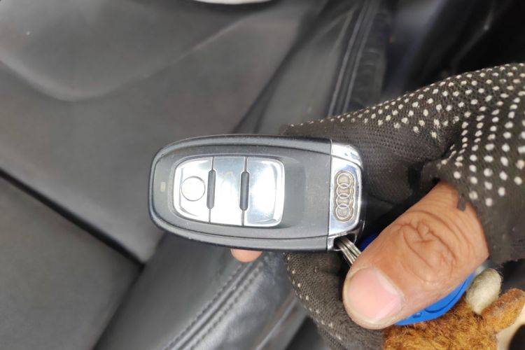 奥迪A4L 2010款 2.0 TFSI 运动型中控内饰11