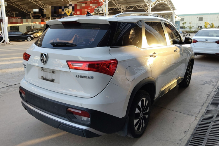 宝骏530 2021款 全球车周年纪念版 1.5T CVT豪华型 7座车身外观7