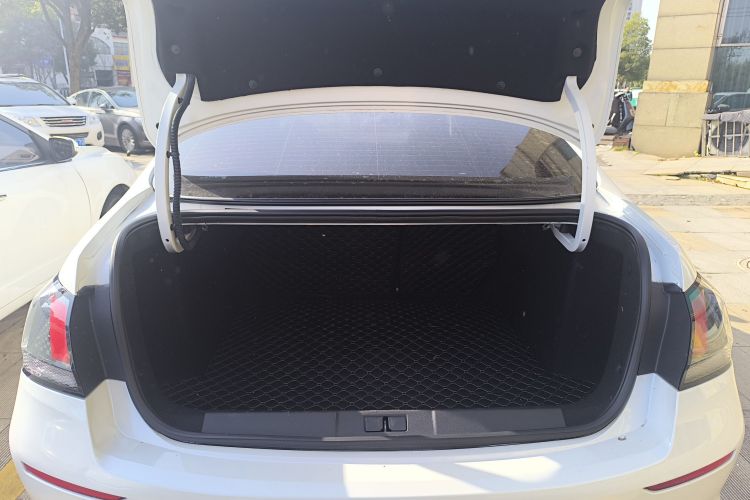 标致408 2020款 360THP 十周年质臻版机舱底盘23