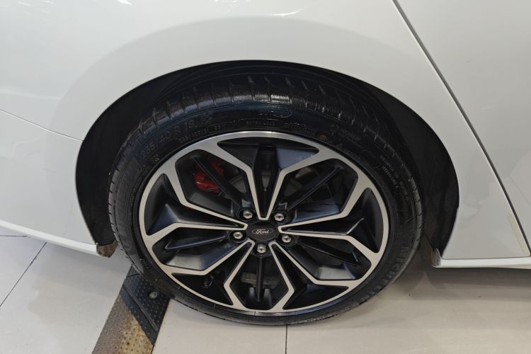 福特 福克斯 2020款 三厢 EcoBoost 180 自动ST Line车身外观6008