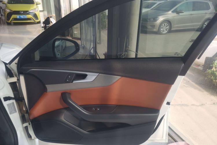 奥迪A4L 2017款 40 TFSI 进取型中控内饰42