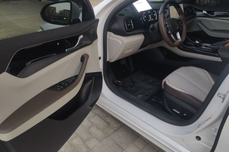 比亚迪 秦PLUS 2023款  冠军版 DM-i 120KM超越型中控内饰7003