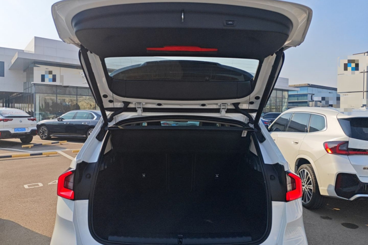 宝马X1 2023款 sDrive25Li X设计套装机舱底盘23