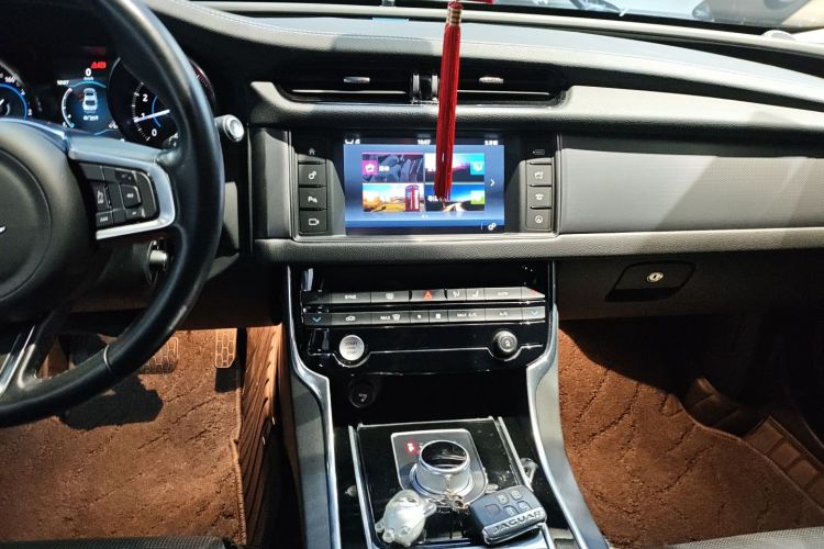 捷豹XF 2016款 XF 2.0T 两驱R-Sport运动版局部细节16