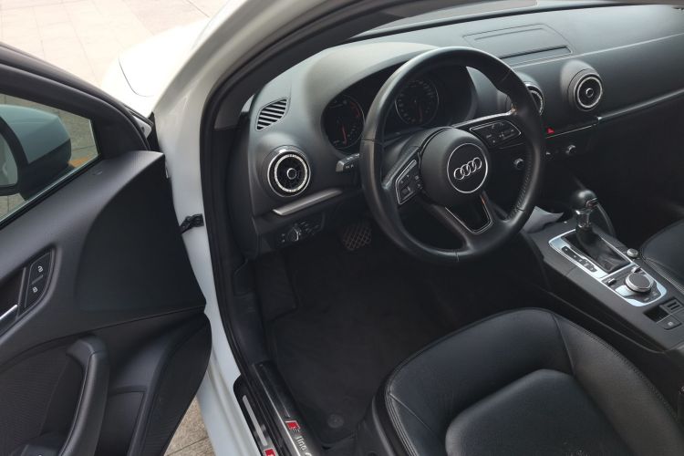 奥迪A3 2018款 30周年年型 Limousine 35 TFSI 进取型中控内饰20