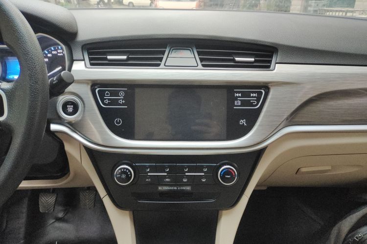 吉利汽车 帝豪 2017款 三厢百万款 1.5L 手动时尚型中控内饰16