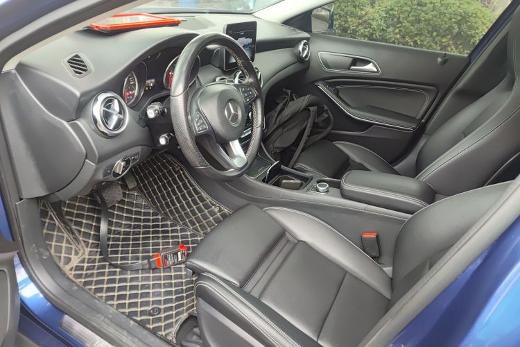 奔驰GLA 2018款 GLA 200 动感型中控内饰20