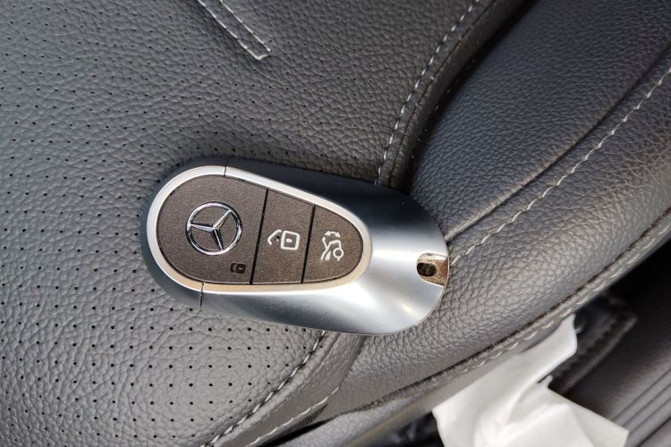 奔驰C级 2025款 改款 C 260 L 皓夜运动版中控内饰11