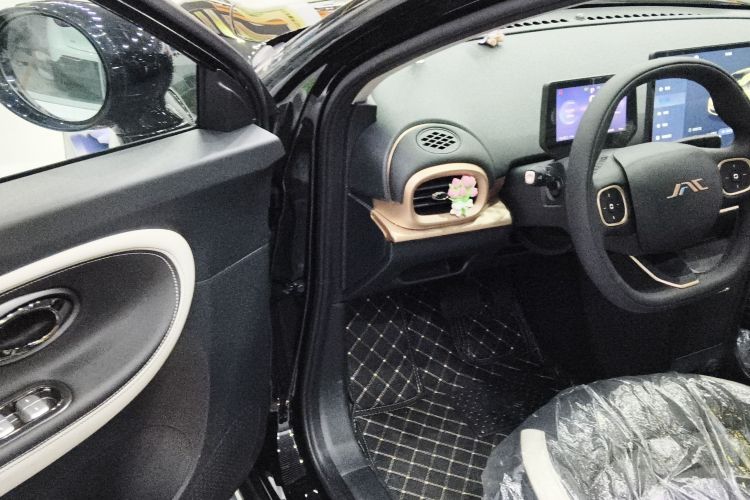 江淮钇为 钇为3 2025款 330km 黑凤梨版中控内饰7003