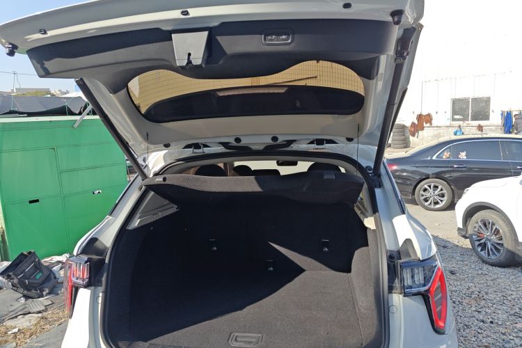 领克01 2017款 2.0T 两驱型Pro版机舱底盘23