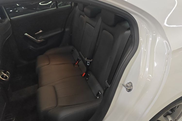 奔驰A级 2020款 改款二 A 180 L 运动轿车中控内饰21