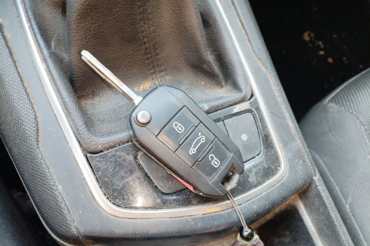 标致308S 2015款 1.2T 自动劲驰版中控内饰11