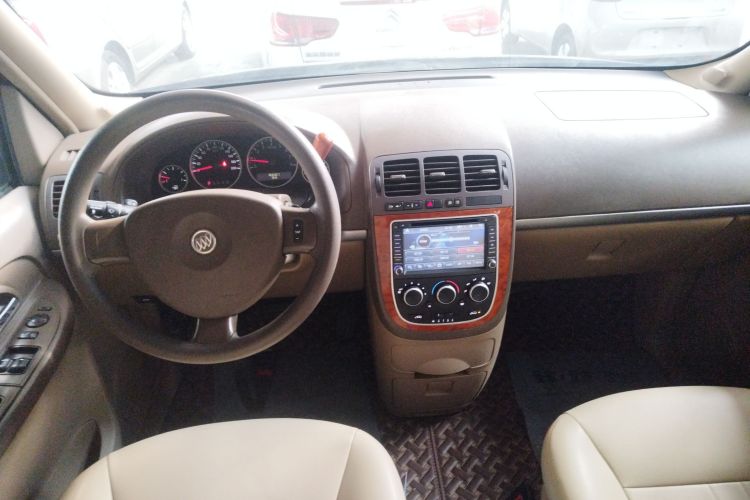 别克GL8 2014款 2.4L 经典版中控内饰12