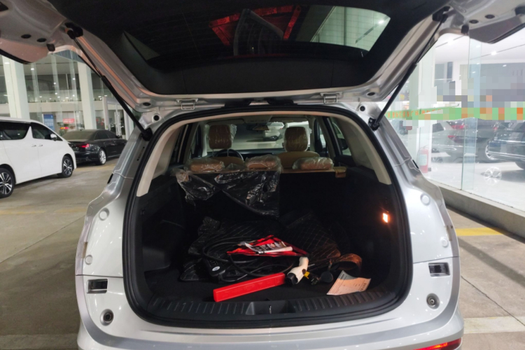 蓝电E5 2023款 1.5L DE-i 100KM畅享型 5座机舱底盘23