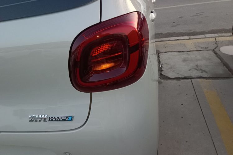 五菱汽车 宏光MINIEV 2025款 四门版 臻享款车身外观9