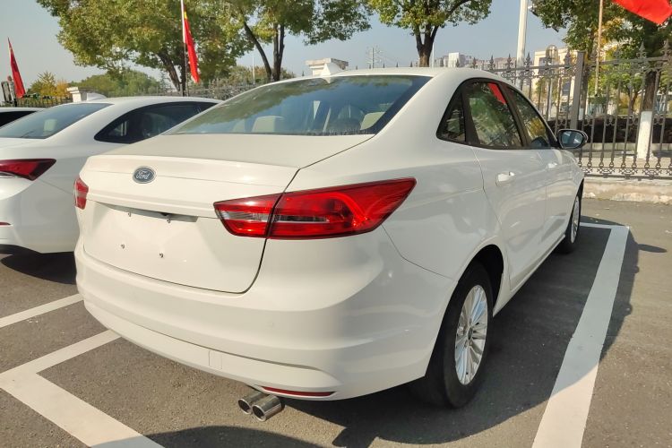 福特 福睿斯 2015款 1.5L 自动舒适型车身外观7