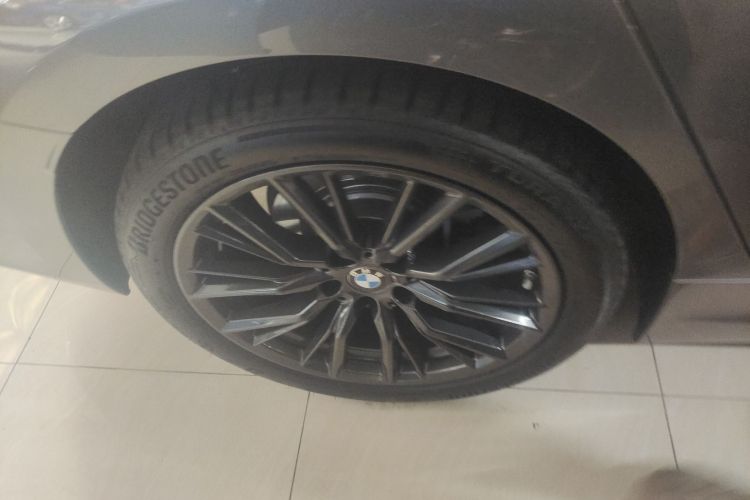 宝马3系 2024款 325Li M运动曜夜套装车身外观6006