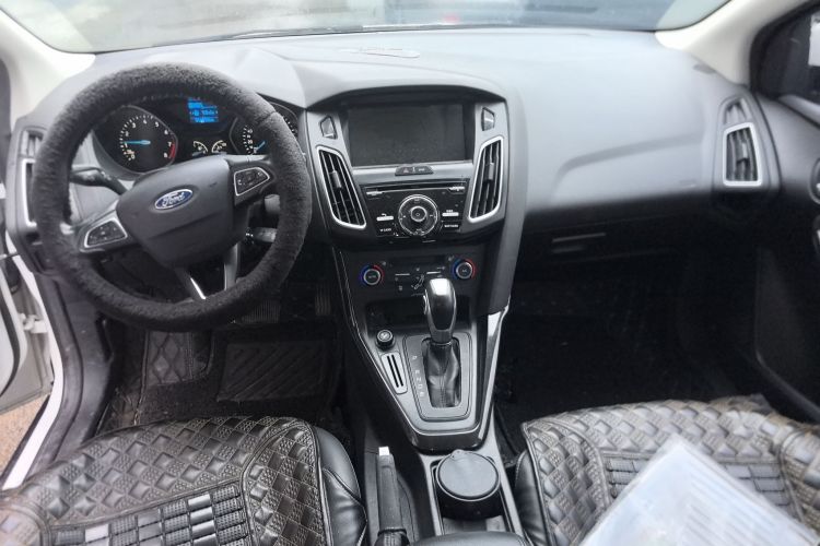 福特 福克斯 2015款 三厢 1.6L 自动风尚型中控内饰12