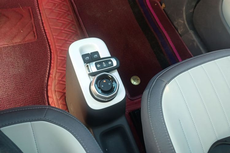 吉利银河 2025款 210km 熊猫卡丁中控内饰18