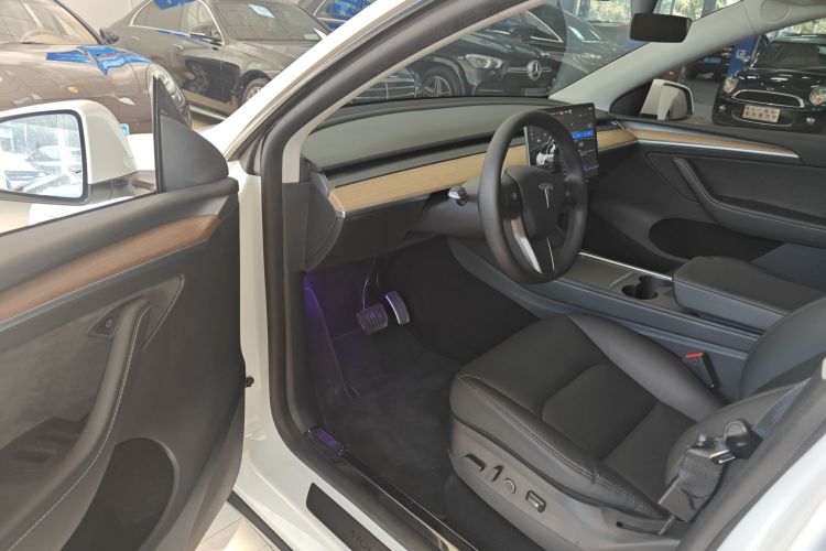 特斯拉 Model Y 2021款 长续航全轮驱动版中控内饰7003