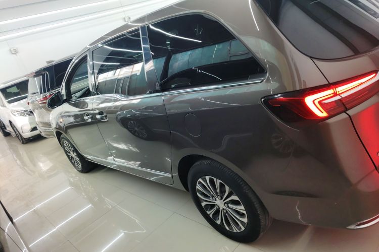 别克GL8 2022款 陆上公务舱 652T 豪华型车身外观4