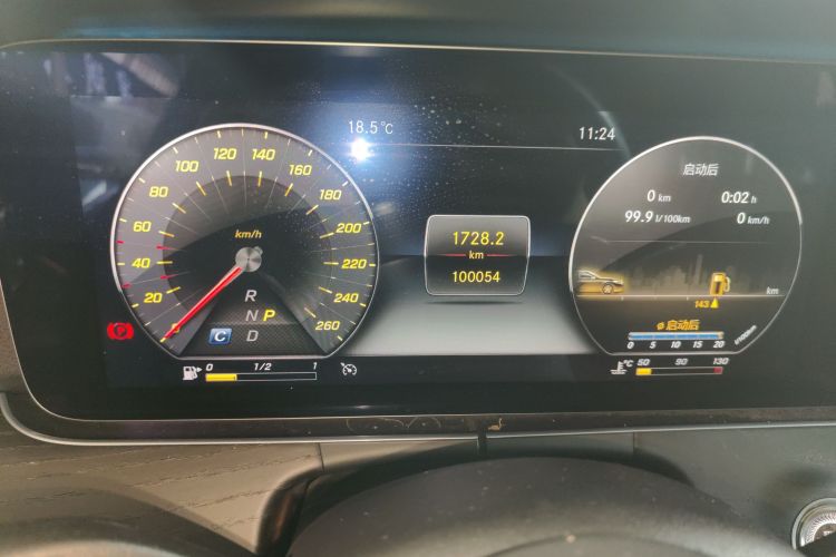 奔驰E级 2019款 改款 E 300 L 运动时尚型中控内饰14