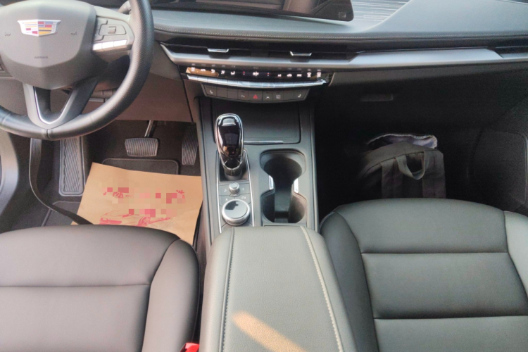 凯迪拉克XT4 2024款 28T 两驱豪华型中控内饰18