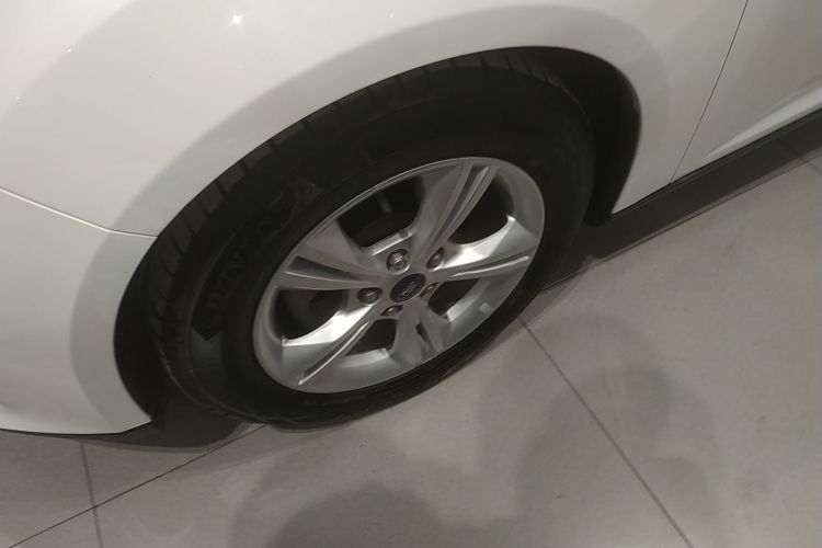 福特 福克斯 2015款 两厢 1.6L 自动舒适型车身外观6007