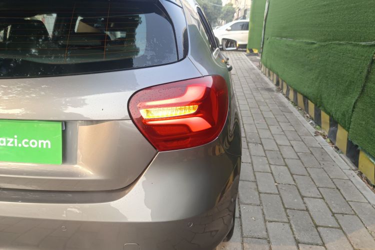 奔驰A级(进口) 2017款 改款 A 200 时尚型车身外观9