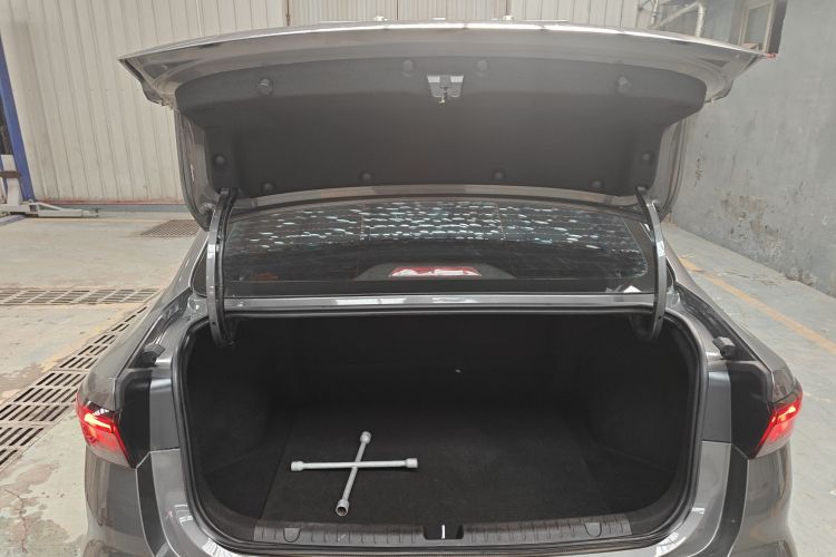 吉利汽车 帝豪 2023款 第4代冠军版 1.5L CVT豪华型机舱底盘23