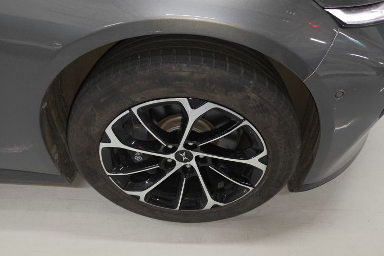 小鹏P7 2022款 480E车身外观10