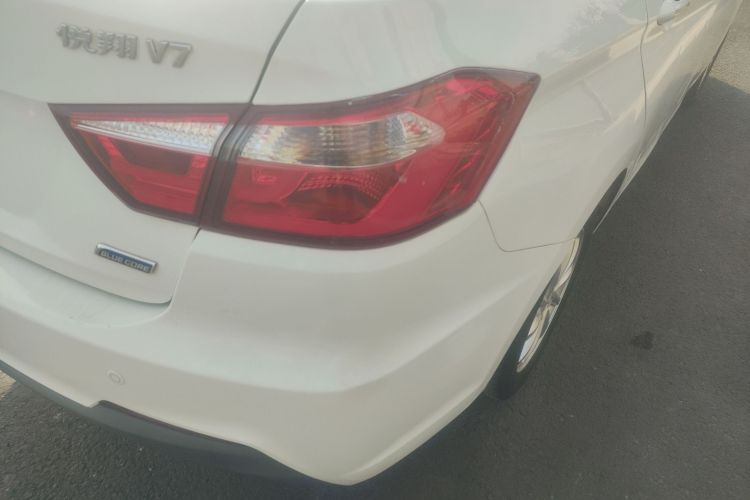 长安 悦翔V7 2015款 1.6L 手动乐享型 国V车身外观9