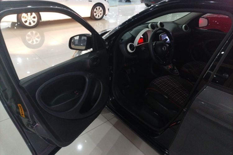 smart forfour 2018款 1.0L 52千瓦灵动版中控内饰20