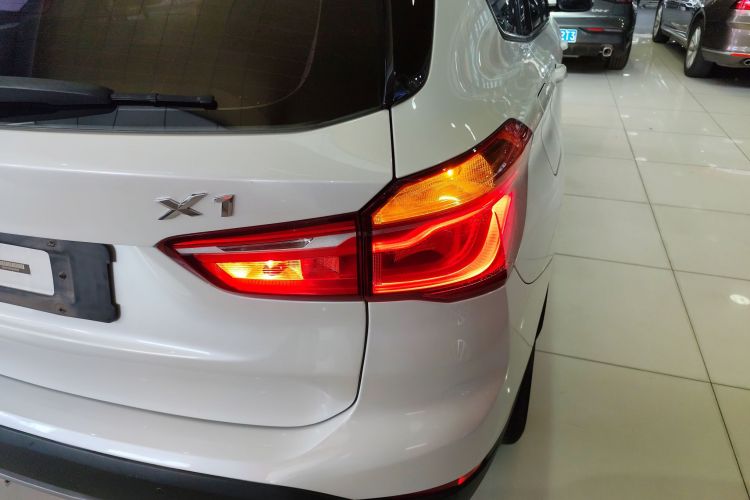 宝马X1 2016款 sDrive18Li 尊享型车身外观9