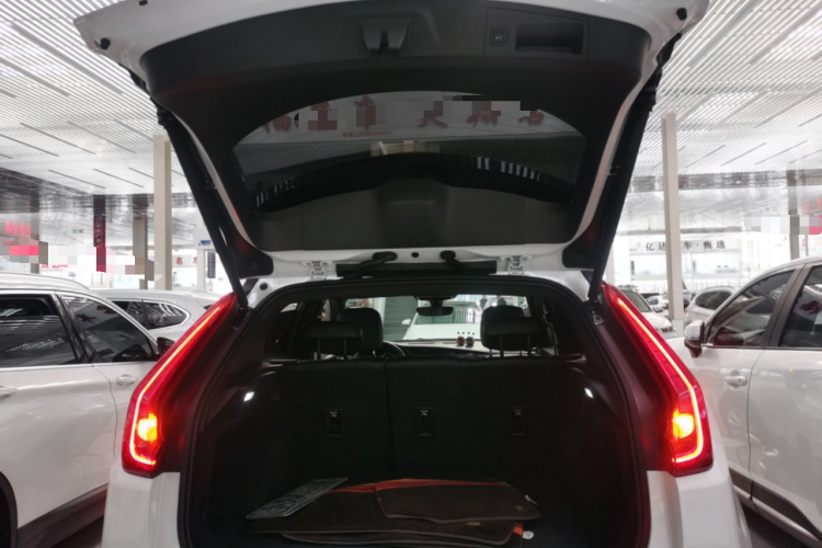 凯迪拉克XT4 2020款 改款 28T 两驱技术型机舱底盘23