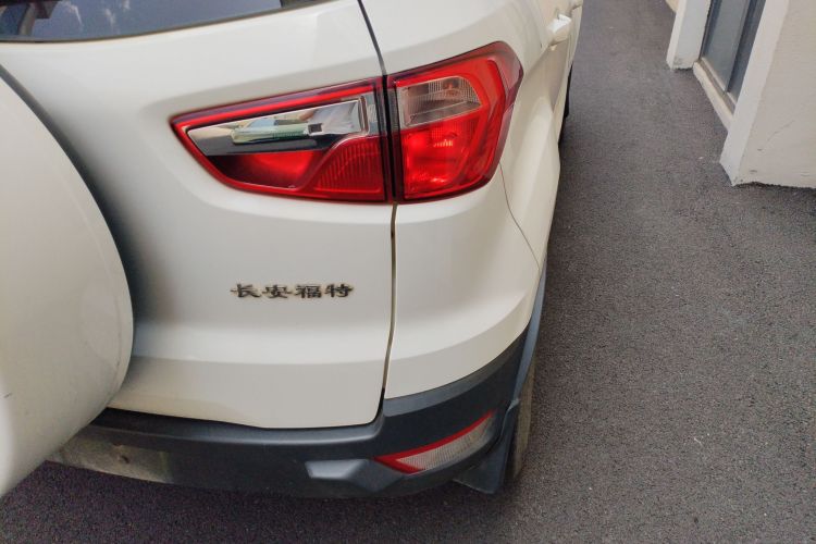 福特 翼搏 2013款 1.5L 手动风尚型车身外观9