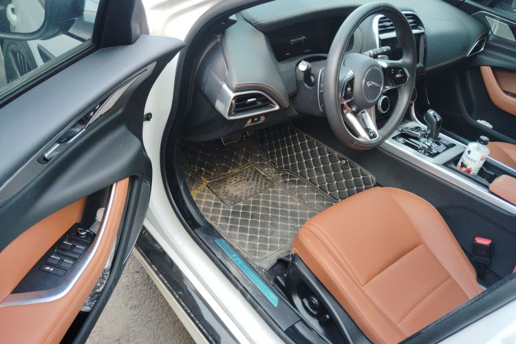 捷豹XEL 2025款 2.0T 250PS R-DYNAMIC 90周年典藏版中控内饰20