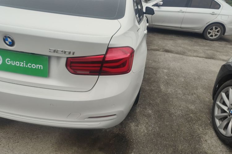 宝马3系 2016款 320i 时尚型车身外观9