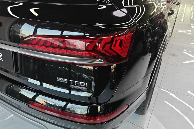 奥迪Q7 2023款 55 TFSI quattro S line运动型车身外观9