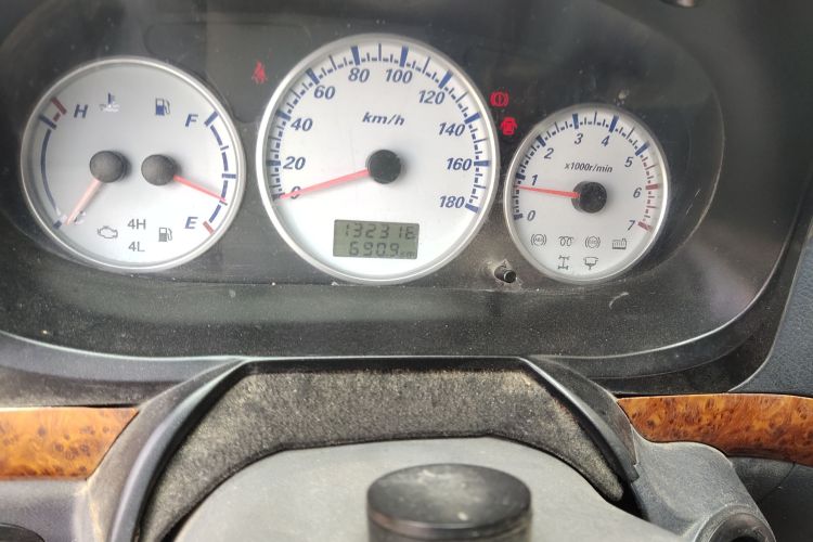 金龙 金威 2014款 2.5T玉柴创享型YC4FB90-P40C中控内饰15