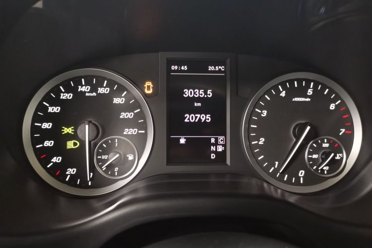 奔驰 威霆 2023款 2.0T 精英版 7座中控内饰14