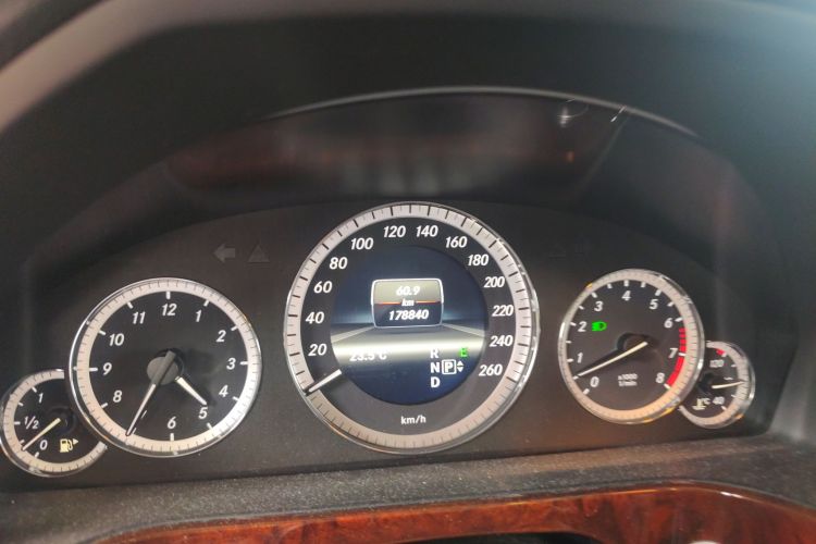 奔驰E级 2013款 E 300 L 优雅型中控内饰14