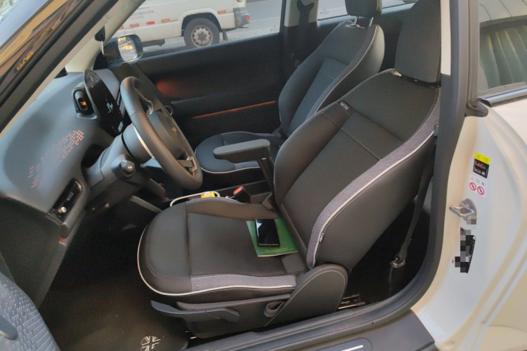 电动MINI COOPER 2024款 456km COOPER E 经典派中控内饰19