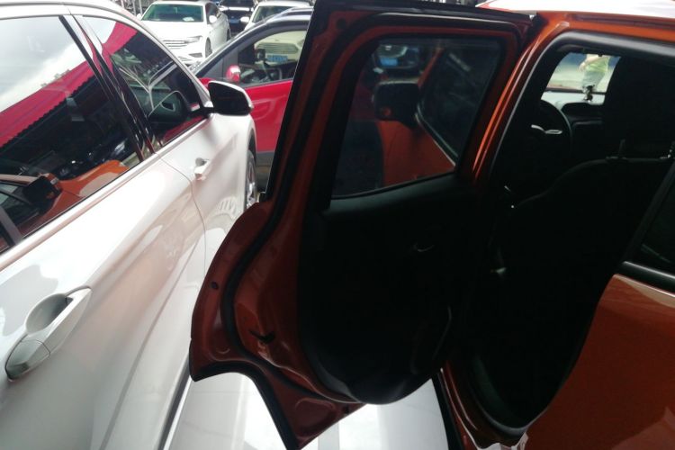 Jeep 自由侠 2018款 互联大屏版 180T 自动高能版中控内饰7008